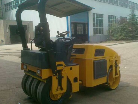 3噸雙驅雙振全液壓振動壓路機